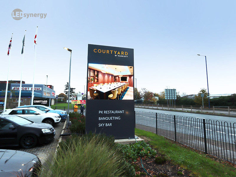 courtyard-totem-video-screen